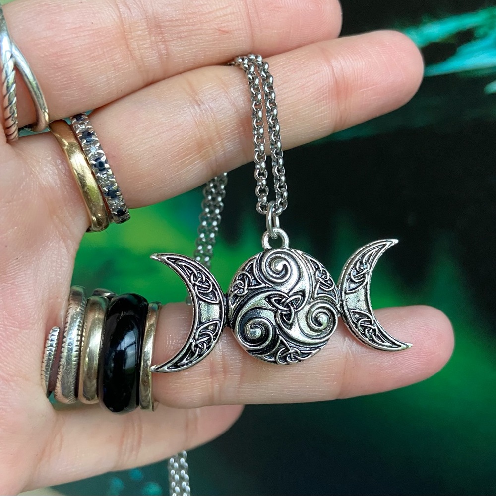 Celtic moon necklace . Double layer onyx & celtic knot triple moon charm - Picture 5 of 13